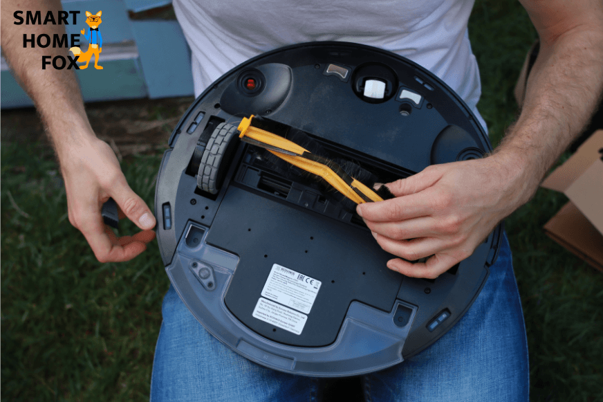 Основная щетка снимается с робота-пылесоса Ecovacs.